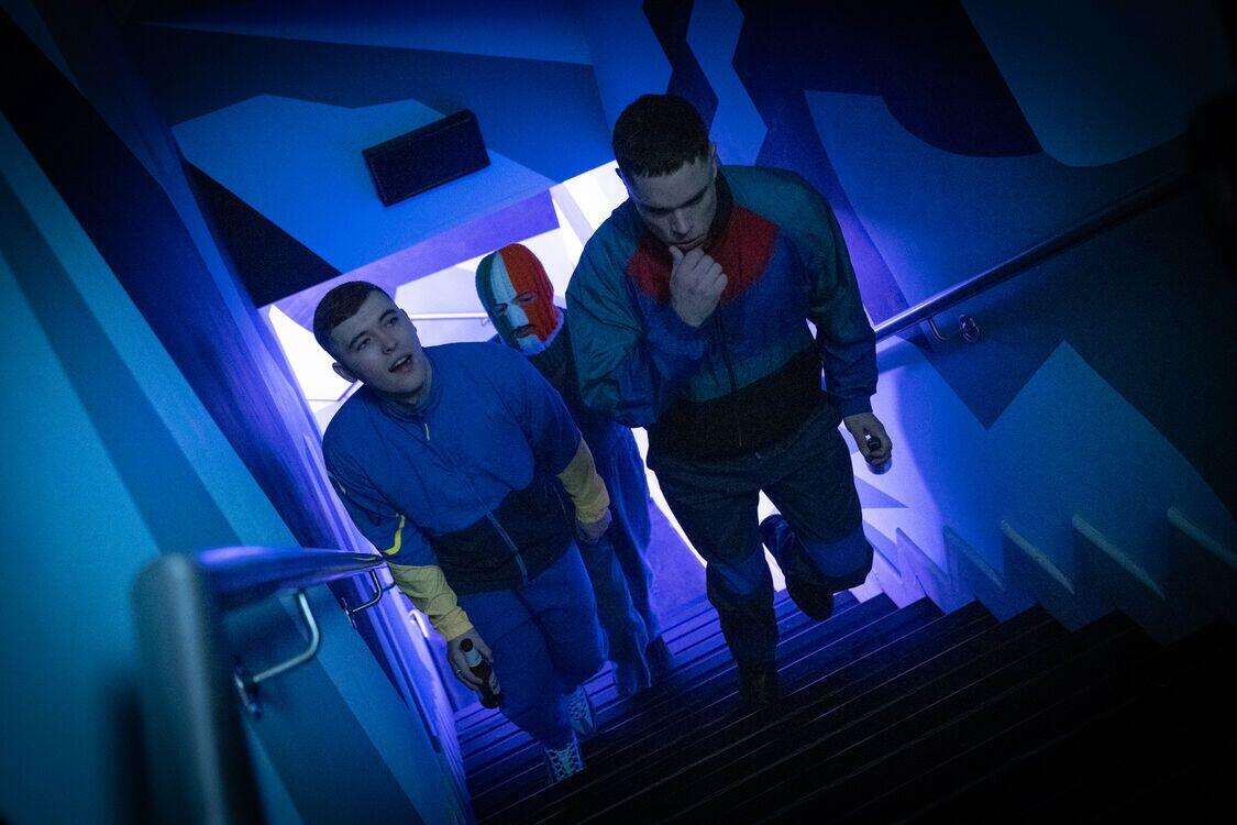 22718