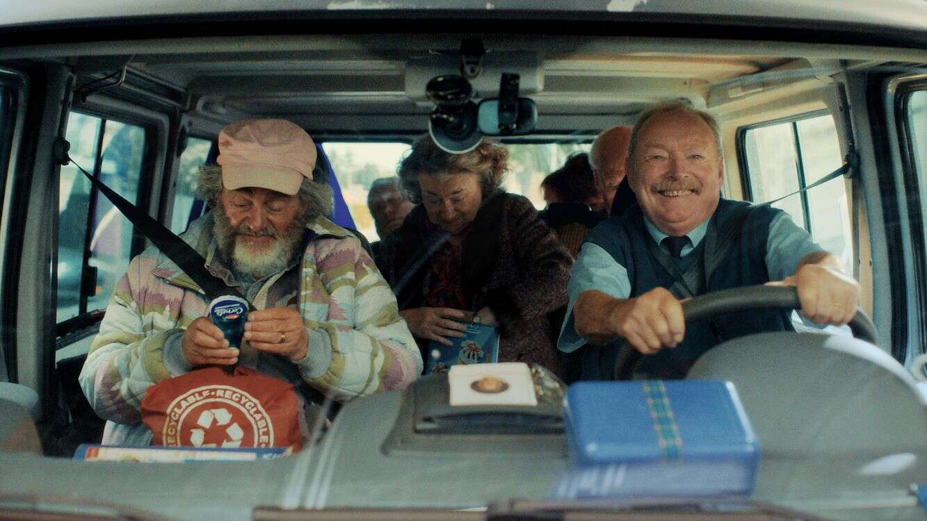 27581